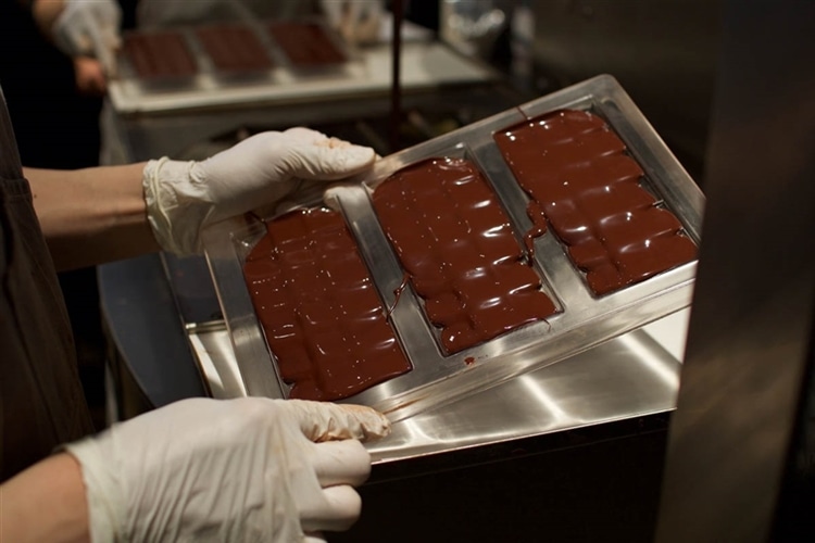 ダンデライオン・チョコレートの店舗でチョコレートを溶かしている様子