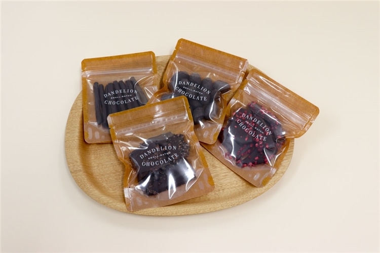 ダンデライオン・チョコレートの4種類のチョコレートがパッケージの状態で机に並んでいる様子
