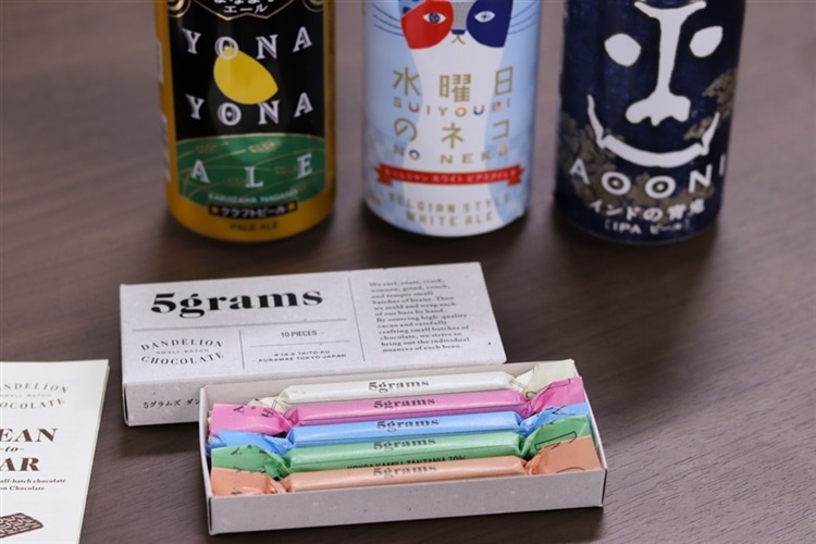 ダンデライオン・チョコレート「5grams」とヤッホーブルーイングのクラフトビールが並ぶ様子