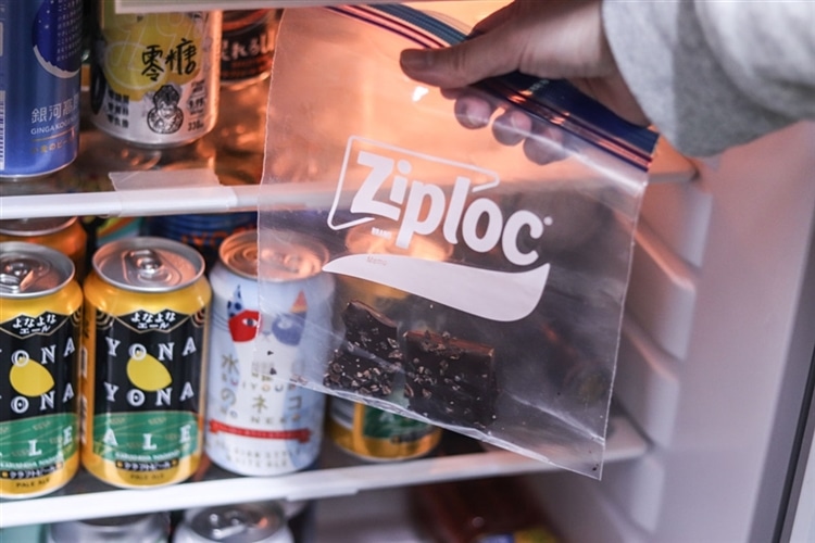 ジップロックで密閉したチョコレートを冷蔵庫に入れようとしている様子