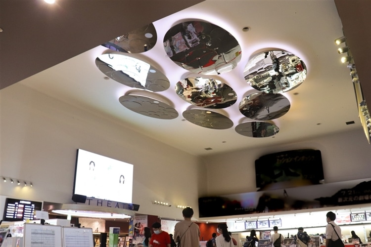 横浜ブルク13のエントランスの様子と天井のミラーオブジェ
