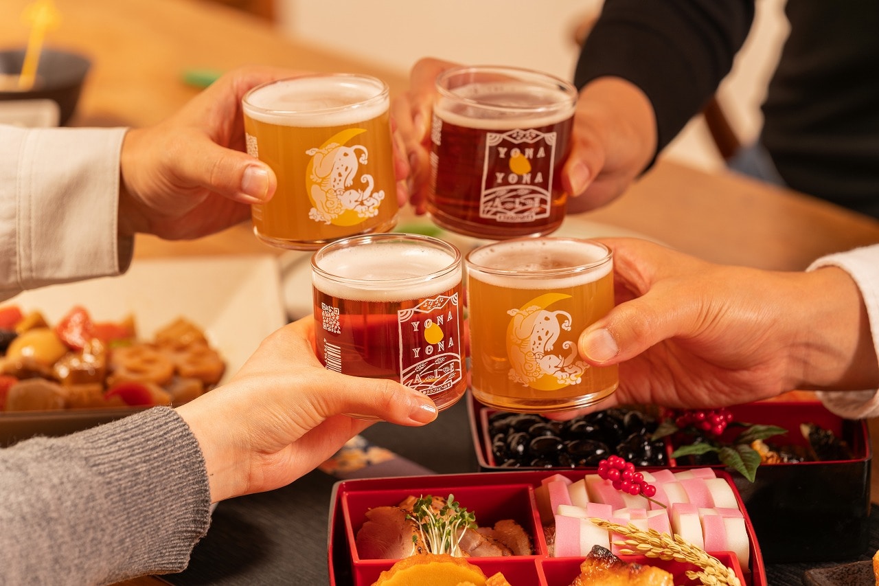 マジ福袋2026松セットオリジナルグッズのペアグラスで乾杯している食卓シーン