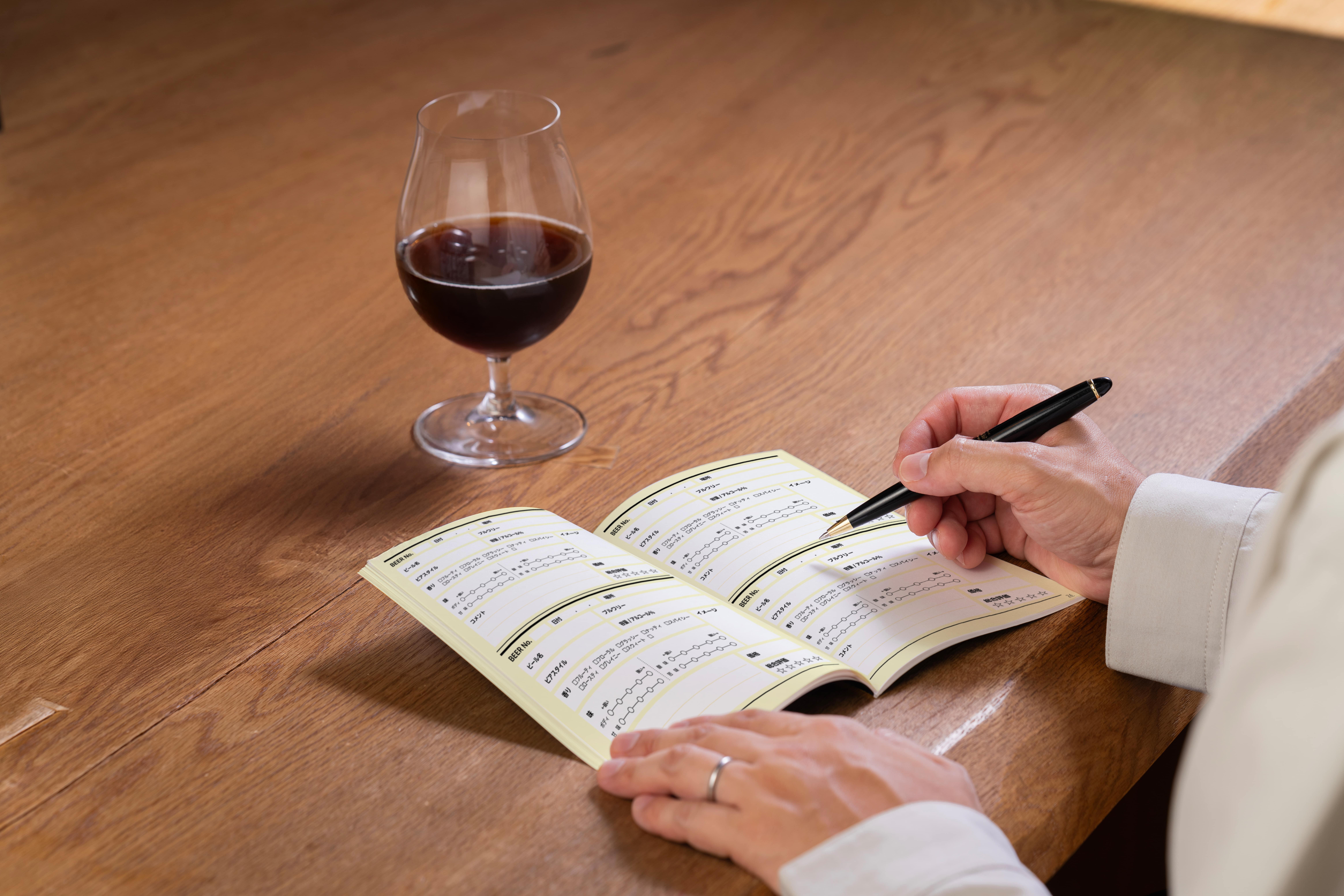 マジ福袋2026松セットオリジナルグッズのビアログノートに書き込んでいる写真