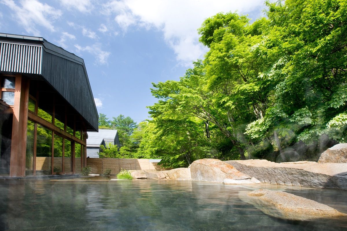 長野県軽井沢町の星野温泉トンボの湯の露天風呂