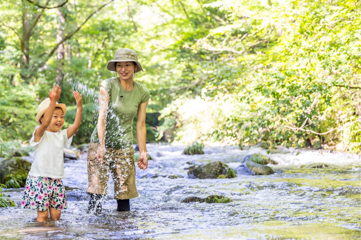 軽井沢の湯川で遊ぶ親子