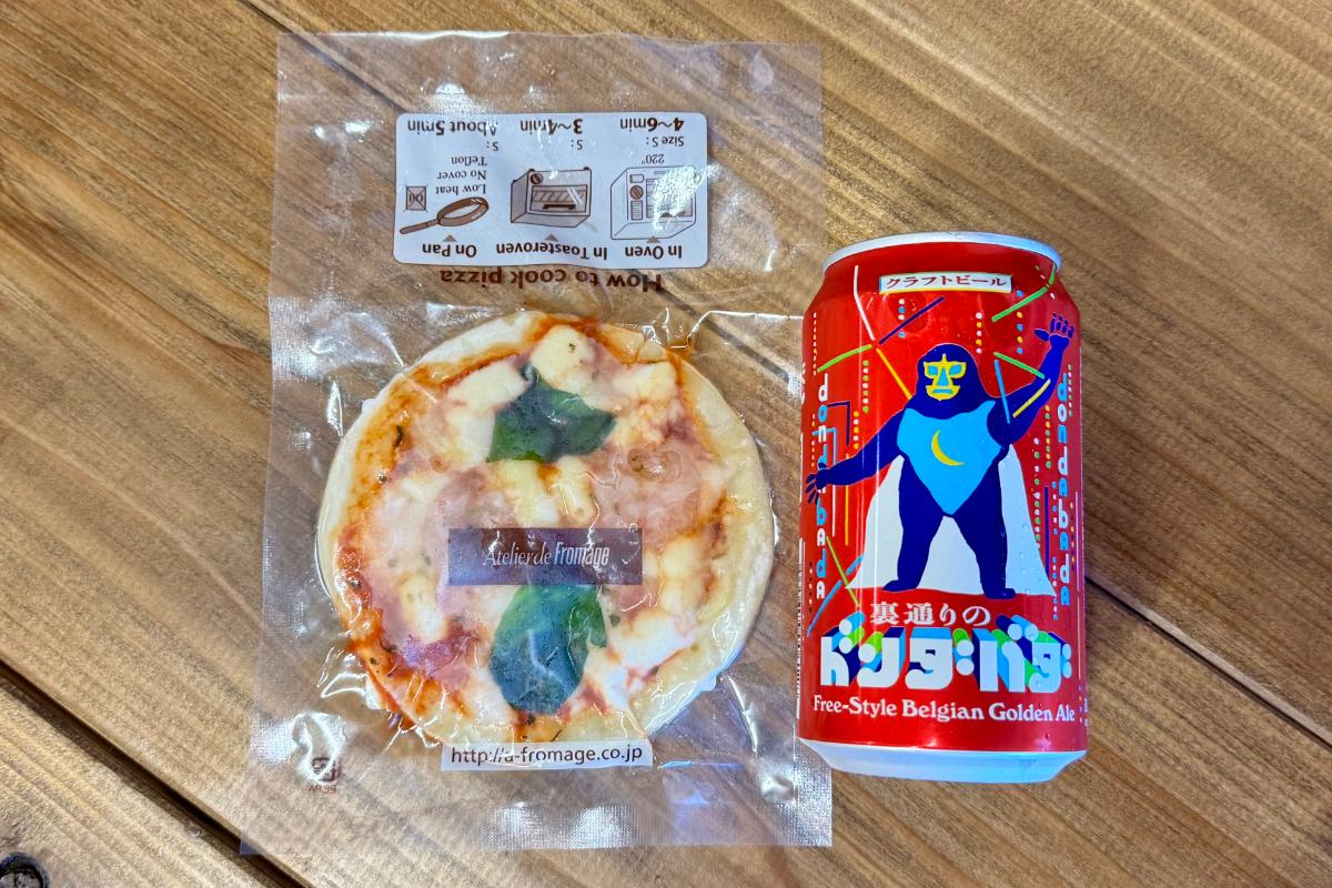 にんにくと小エビのピザ（アトリエドフロマージュ）と裏通りのドンダバダ
