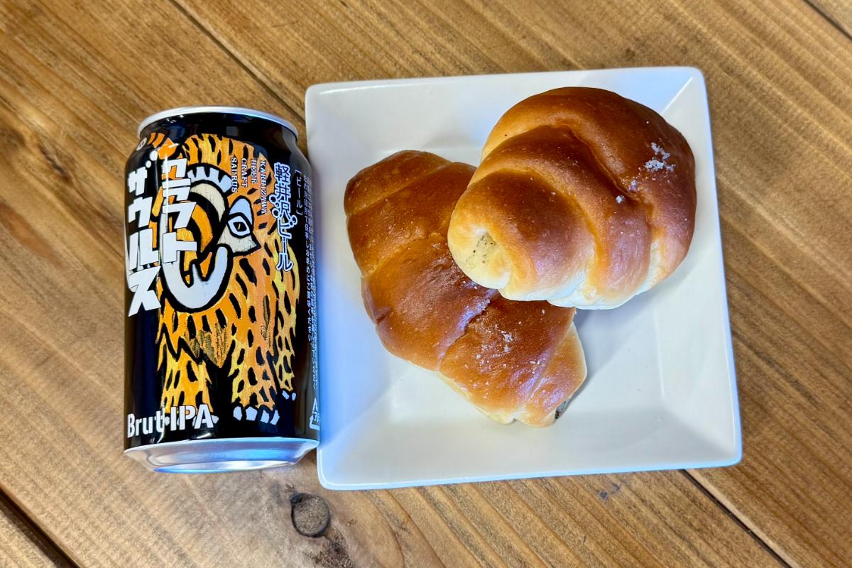 白トリュフの塩パン（Truffle bakery）と軽井沢ビール クラフトザウルス ブリュットIPA