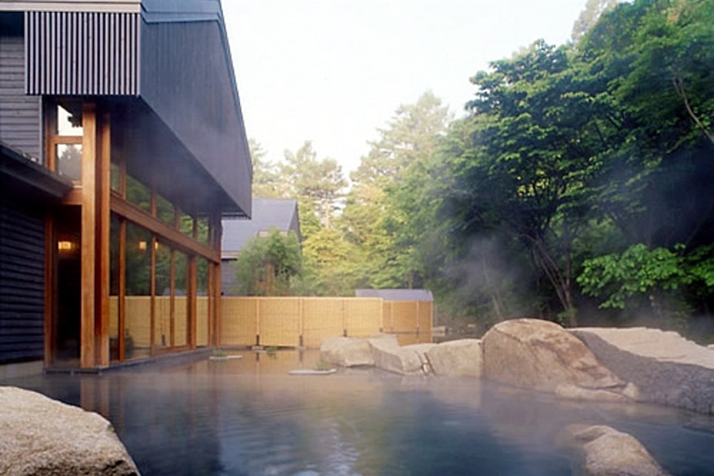 軽井沢のサウナがある星野温泉トンボの湯の露天風呂
