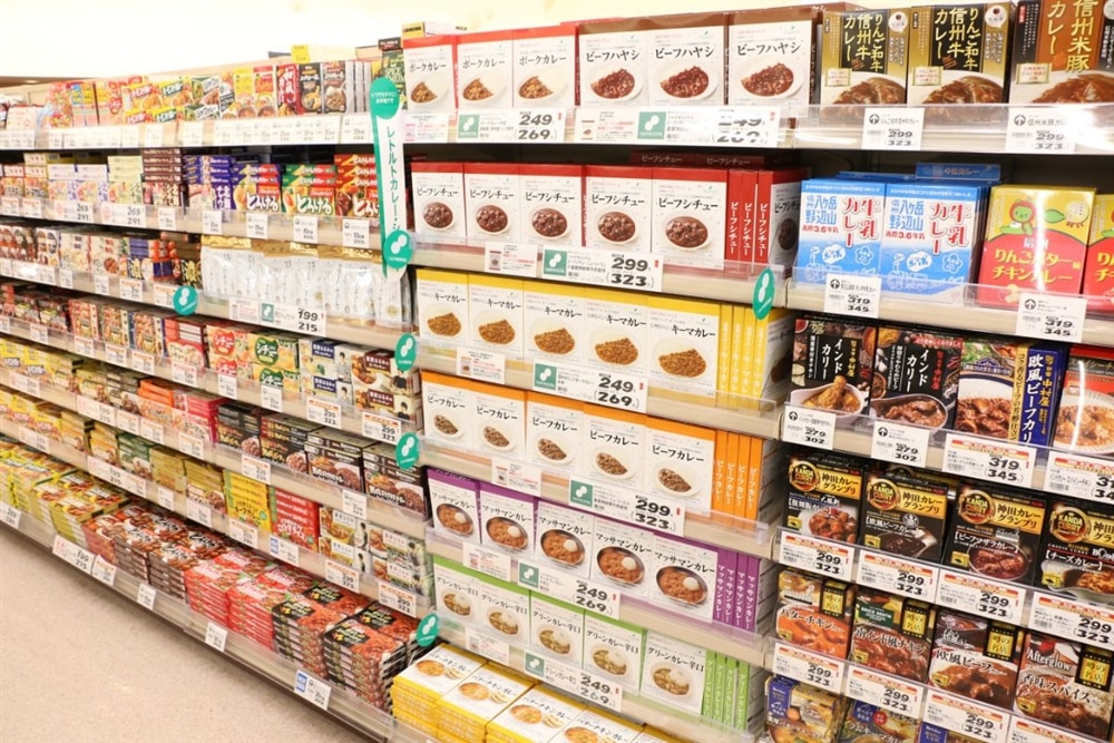 ツルヤで人気のレトルトカレー売場