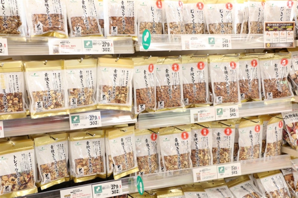 ツルヤオリジナルのミックスナッツ売場