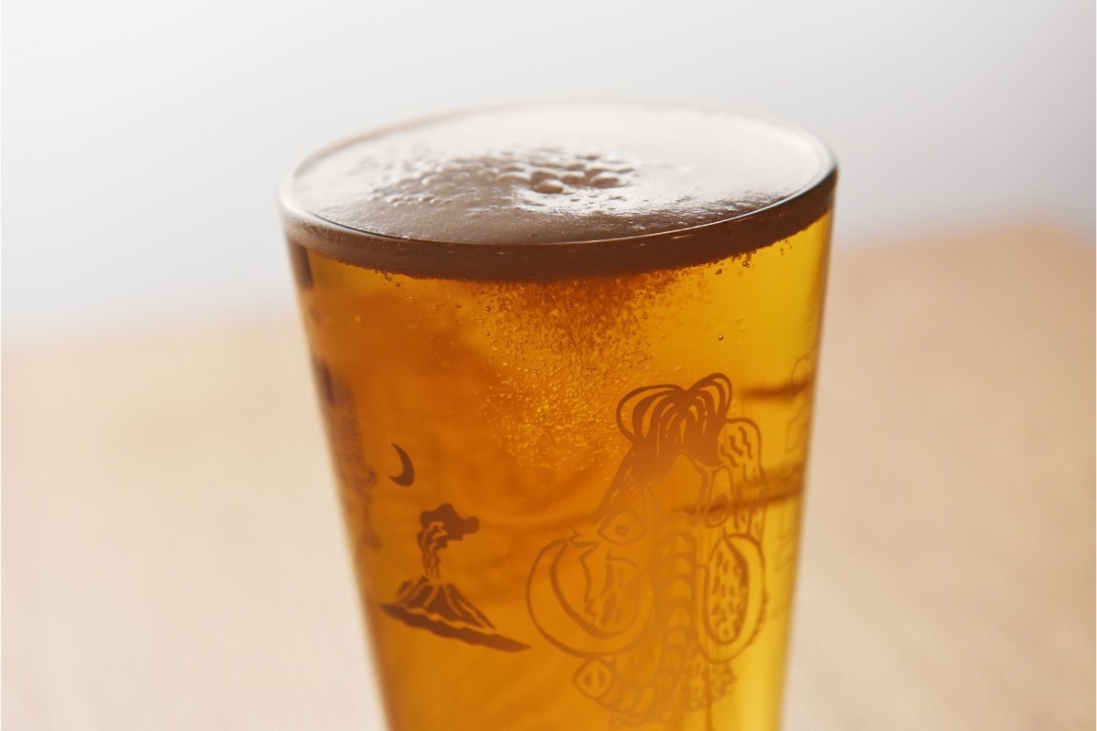 軽井沢ビール　クラフトザウルス、ペールエールをグラスに注いで