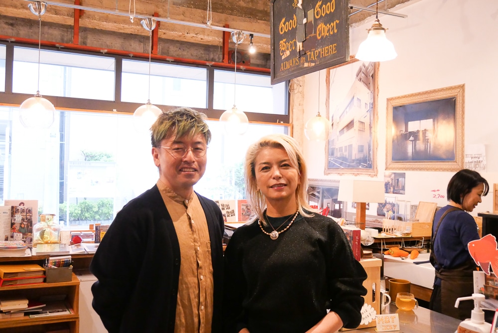 喫茶ランドリーのオーナー大西正紀さんと、田中元子さん