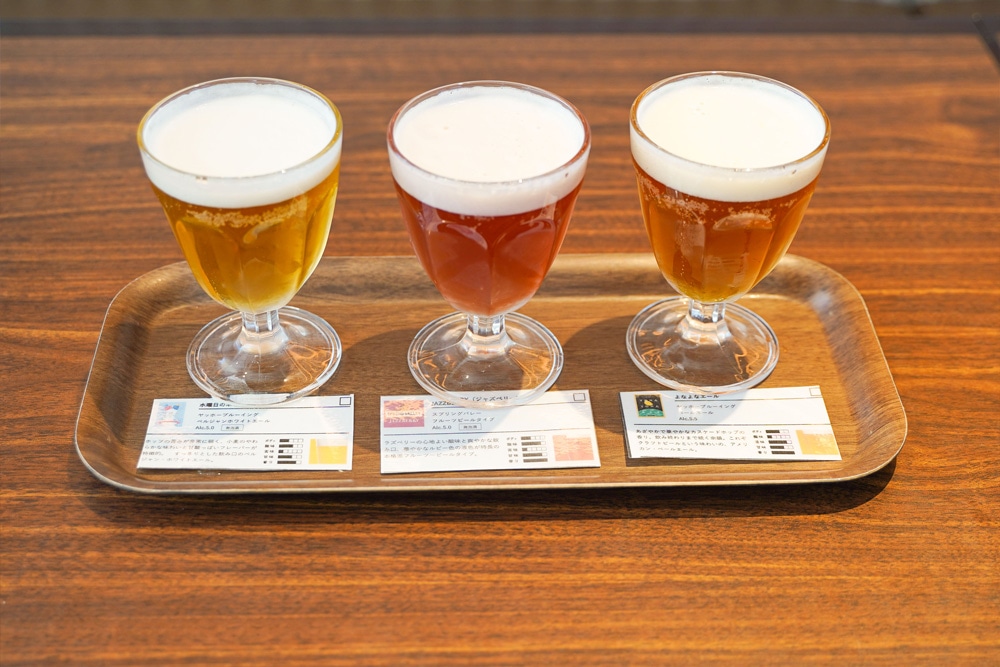 むさしの森珈琲のクラフトビール飲み比べ3種並ぶ