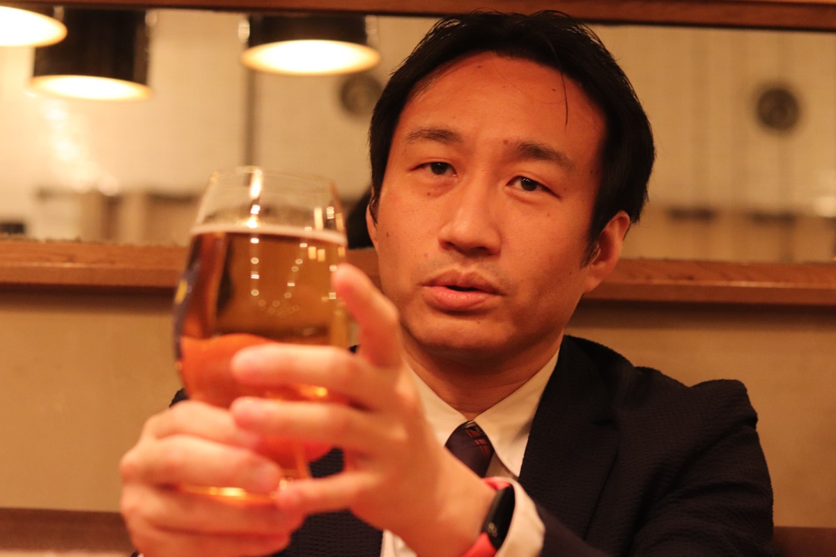 味覚コンサルタントの菅 慎太郎（かん・しんたろう）さんとグラスに入ったクラフトビール
