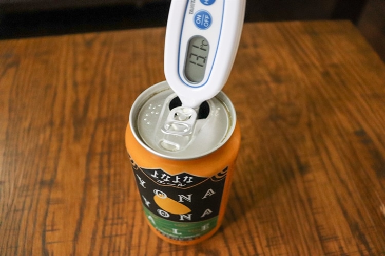 温度計でビールの液温を測り、13.1℃を示している様子
