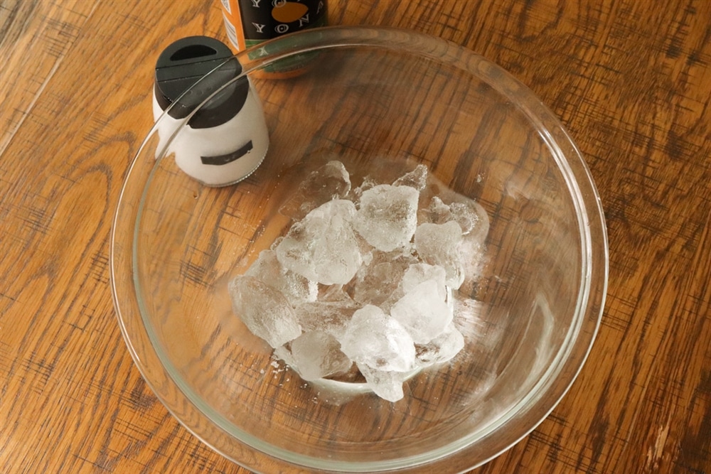 氷、缶と氷が入る入れ物 、塩（あれば）を用意します