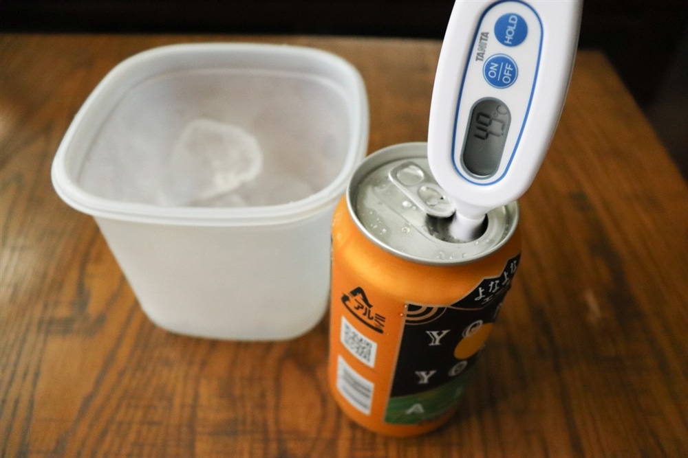 温度計でビールの液温を測り、4.9℃を示している様子