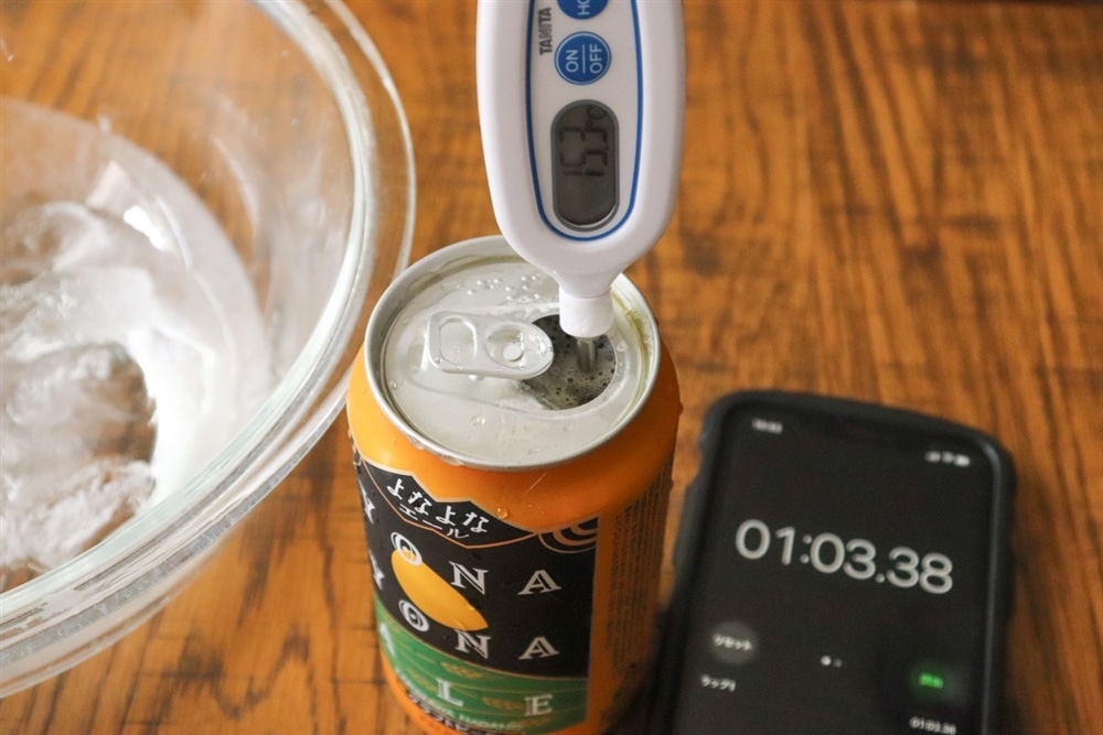 温度計でビールの液温を測り、15.3℃を示している様子
