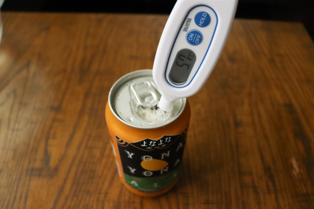 温度計でビールの液温を測り、5.7℃を示している様子