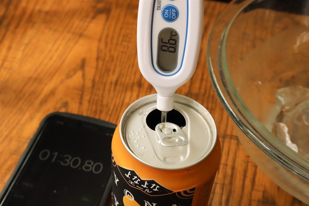 温度計でビールの液温を測り、8.6℃を示している様子