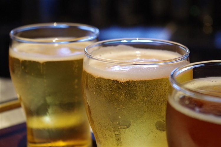 3種類のビールがグラスに注がれている画像