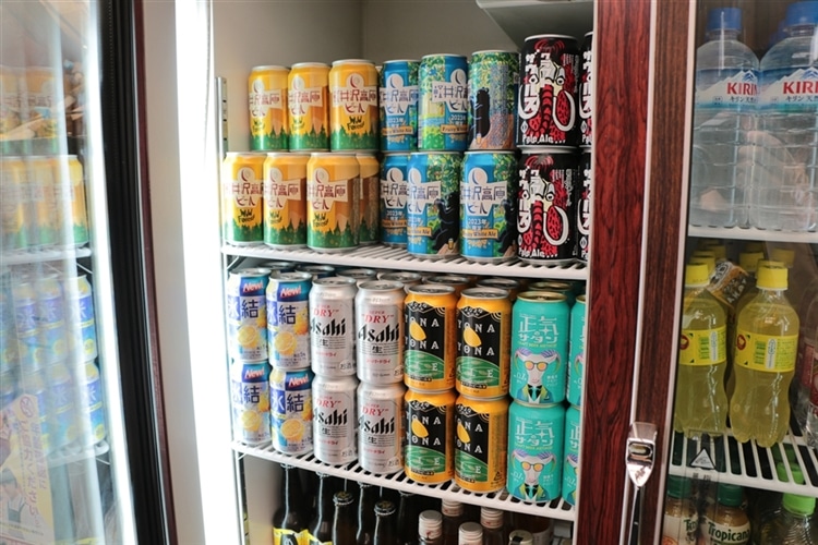 北軽井沢スイートグラスの冷蔵庫にあるクラフトビール。よなよなエール、軽井沢高原ビール、軽井沢クラフトザウルス、正気のサタン、アサヒスーパードライ、氷結