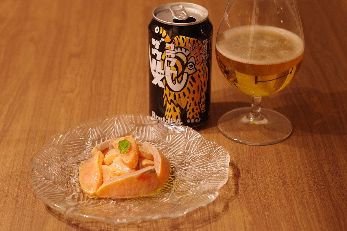サーモンの燻製マリネと軽井沢ビールクラフトザウルスブリュットIPA
