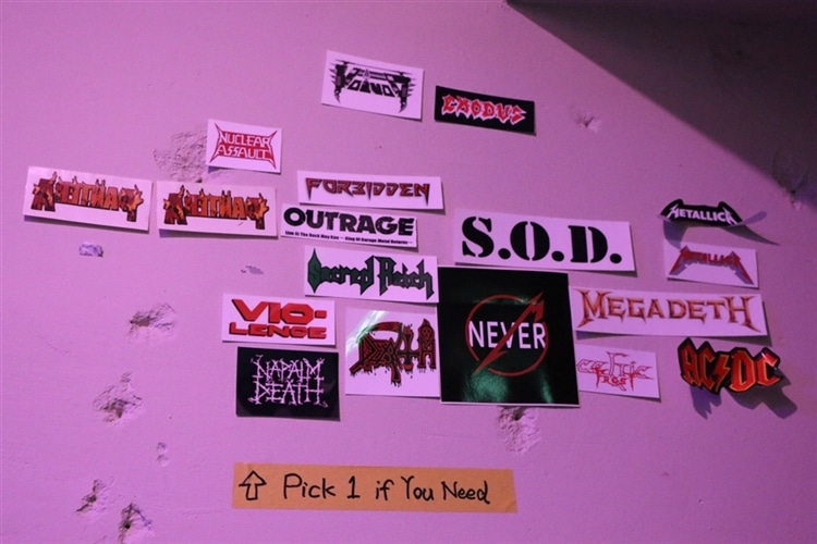 店内の壁に貼ってあるロックバンドのステッカーの数々