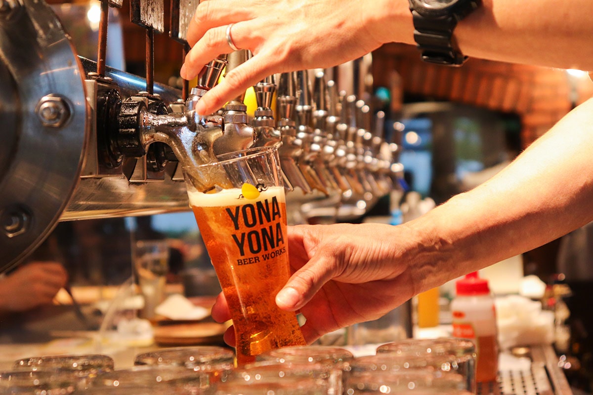 「YONA YONA BEER WORKS」のビールサービングの様子