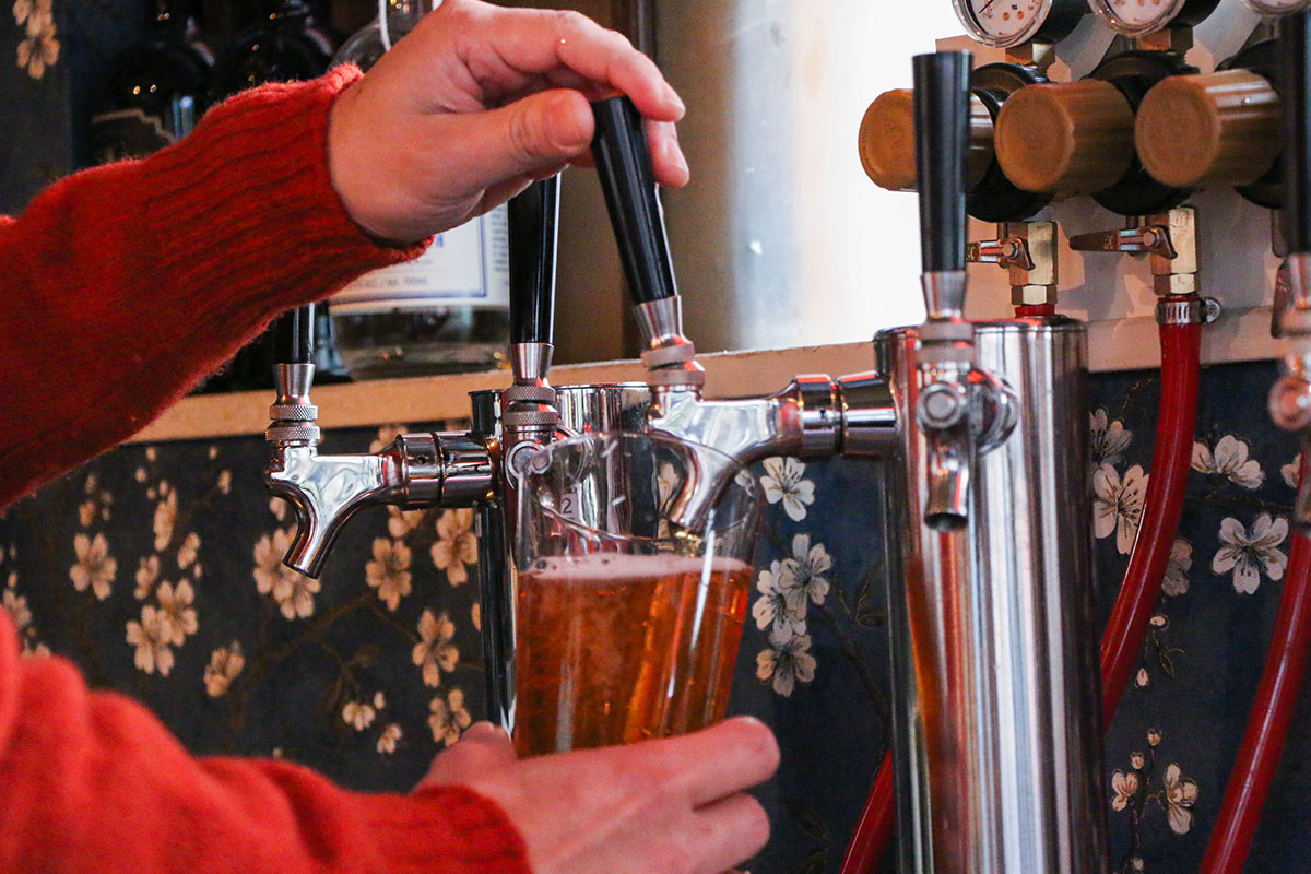 三軒茶屋「Small World」のビールサーバーで、クラフトビールを注ぐ様子
