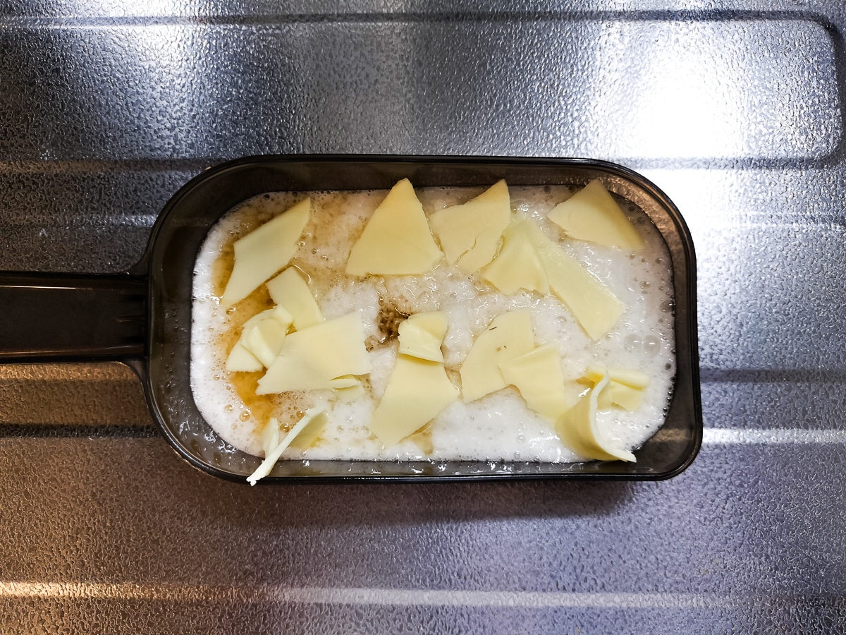 山芋とチーズを混ぜ合わせる