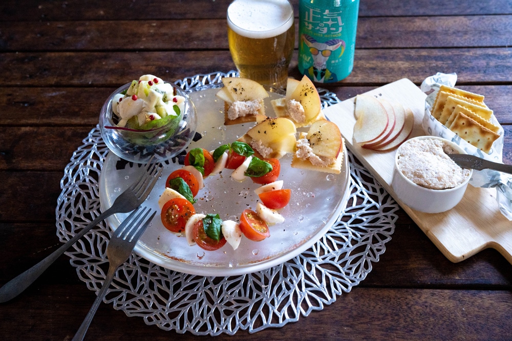 10分で3品も！ 簡単だけど華やかな冷たい前菜盛り合わせプレート | よなよなエール公式ウェブサイト「よなよなの里」