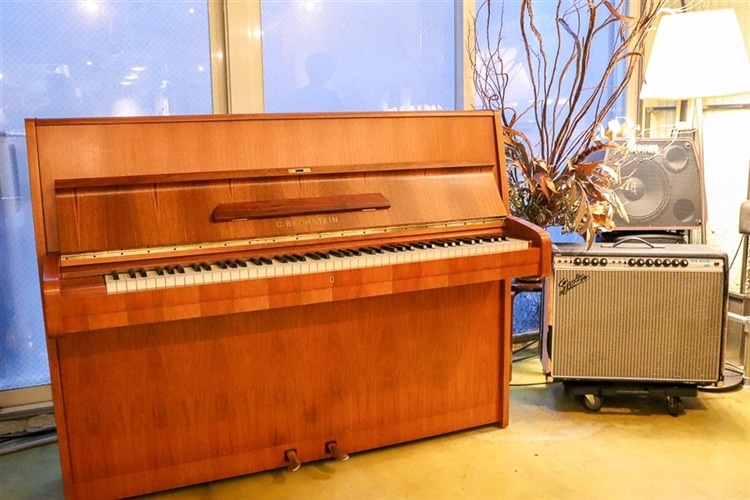 ビアバー麦ノ音の店内にあるピアノとスピーカーの写真