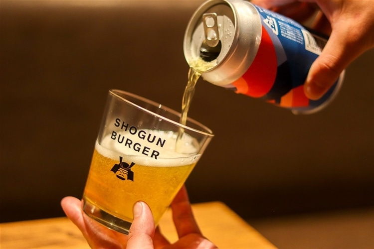 (SHOGUN BURGERのオリジナルクラフトビールSHOGUN BEERをグラスに注いでいる写真