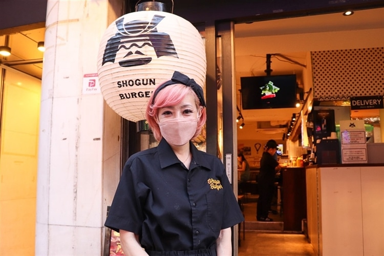 SHOGUN BURGERのメインシェフである扇谷厚子さんが店頭に立っている写真