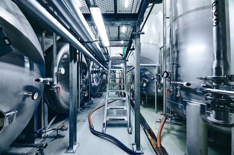 ヤッホーブルーイング佐久醸造所内の発酵タンクの画像