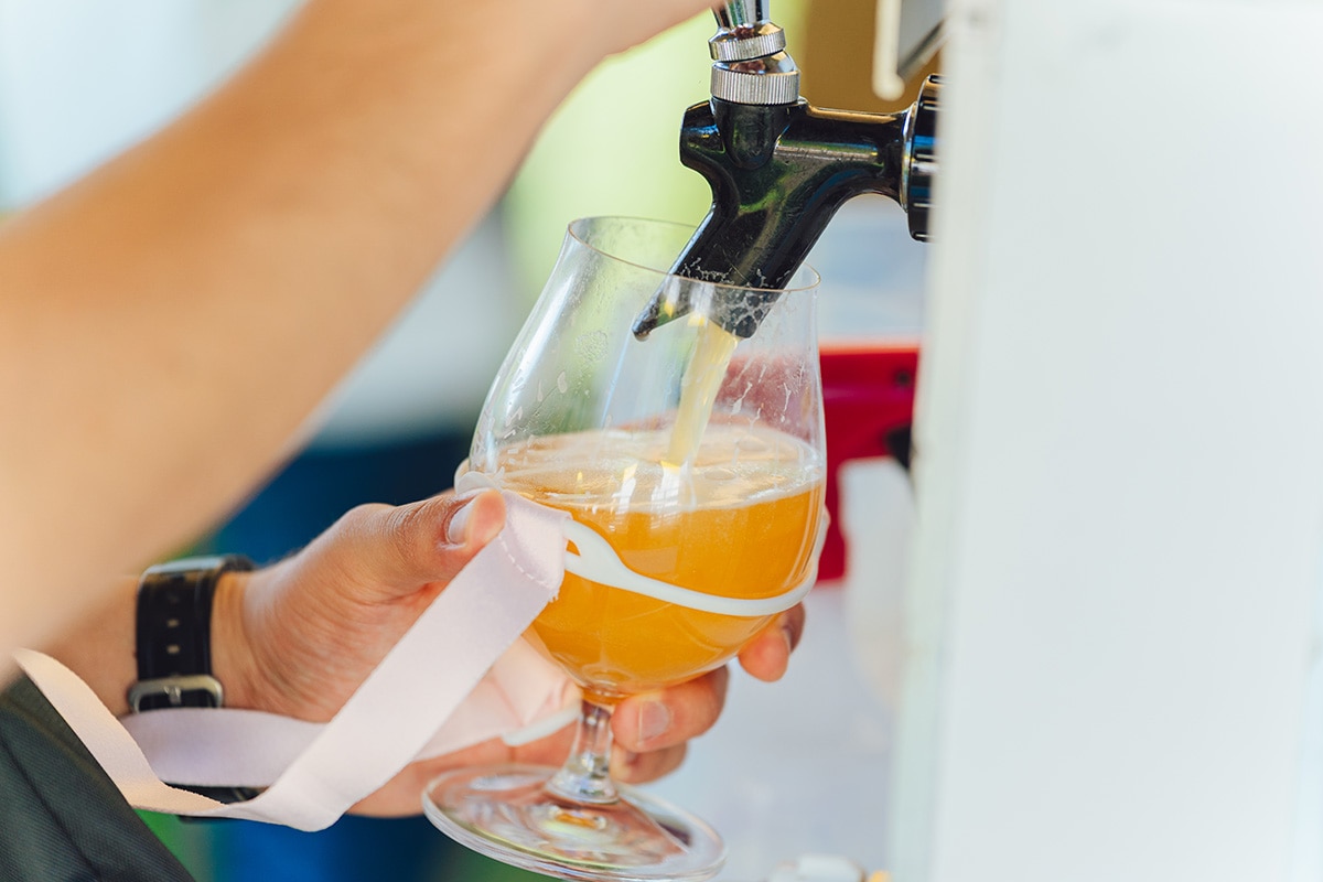 ビールを注いでいる様子