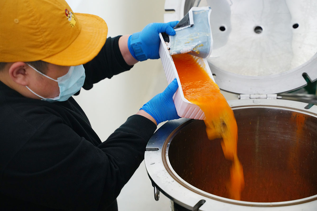 ビールタンクにメロンピューレを投入しているときの写真