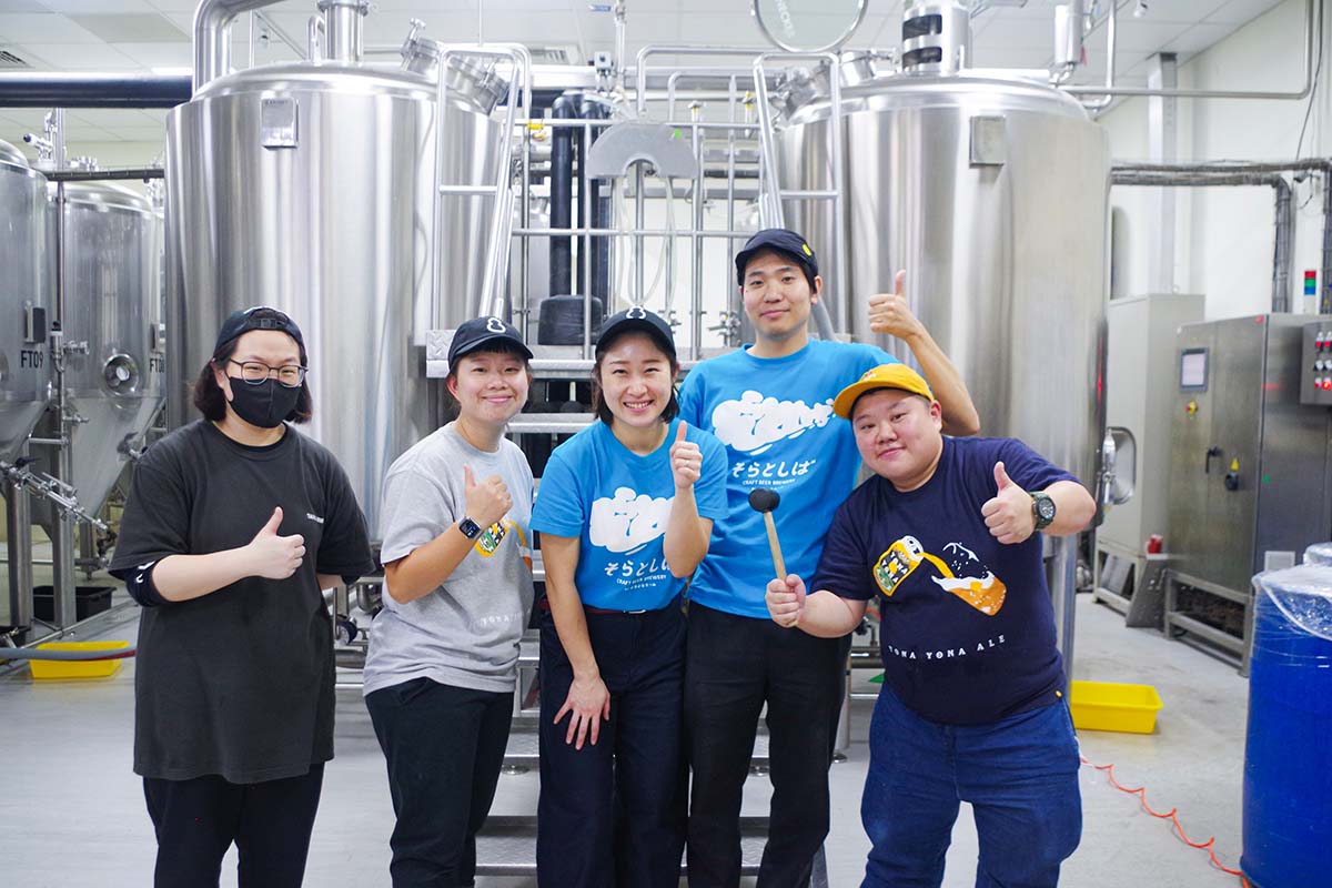 Taihu Brewingスタッフとの集合写真