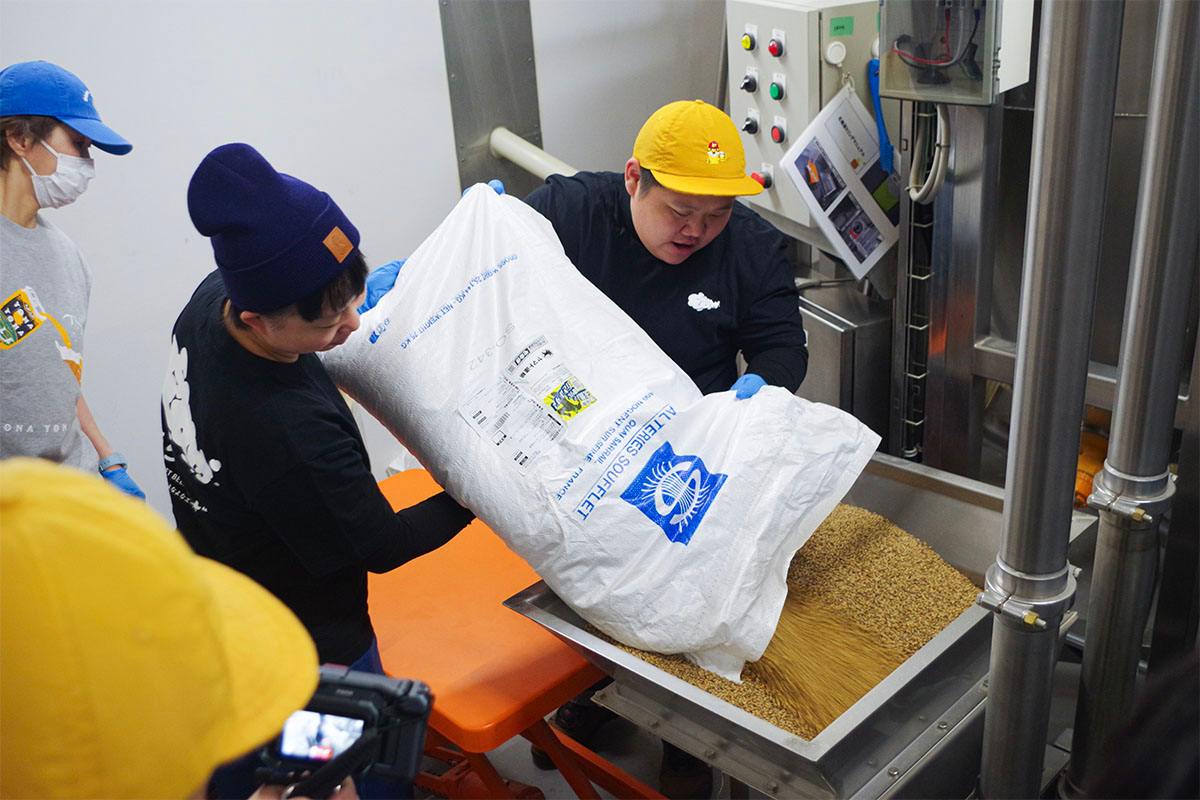 モルトをミリングの投入口に投入している様子