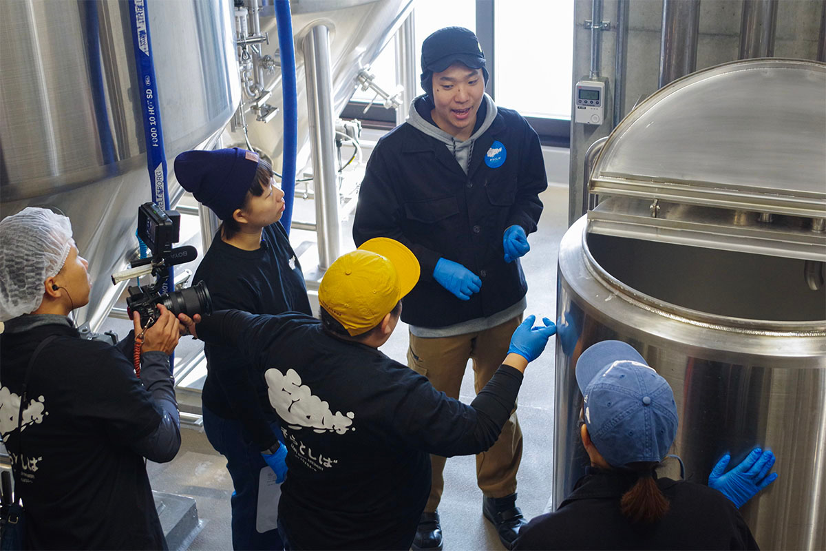 そらとしば醸造所内を案内しているときの様子