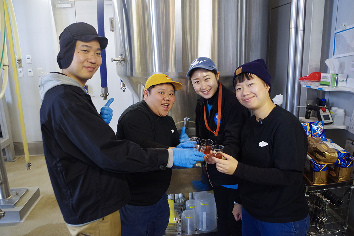 Taihuのメンバーと乾杯している様子