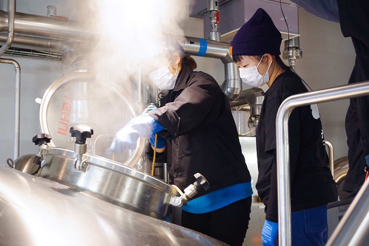 茶葉をビールの窯に投入しているときの様子