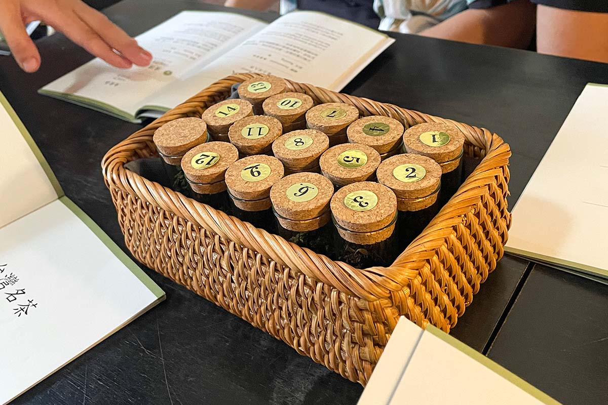 複数の小瓶に詰められた茶葉の写真