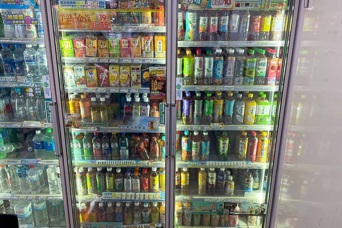 台湾のセブンイレブンのお茶コーナー