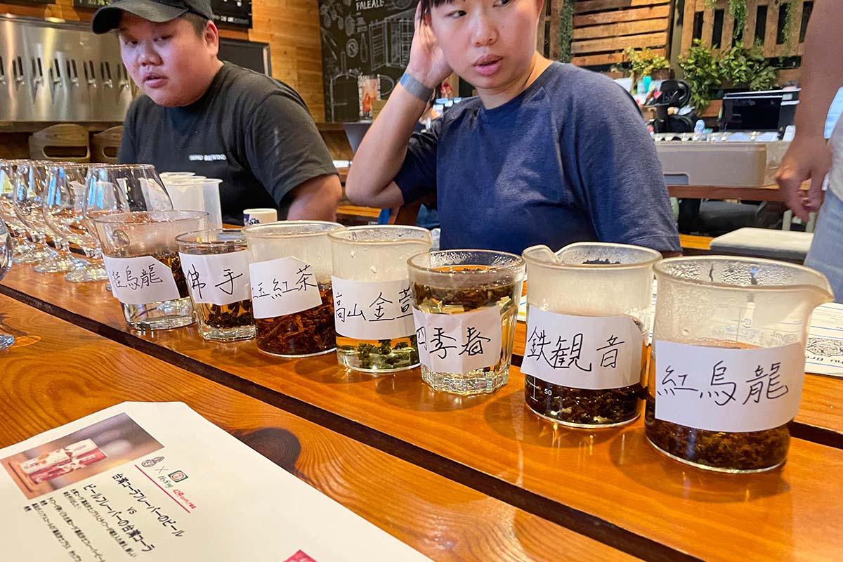 Taihu Brewingの醸造所でお茶の選定をしているときの写真