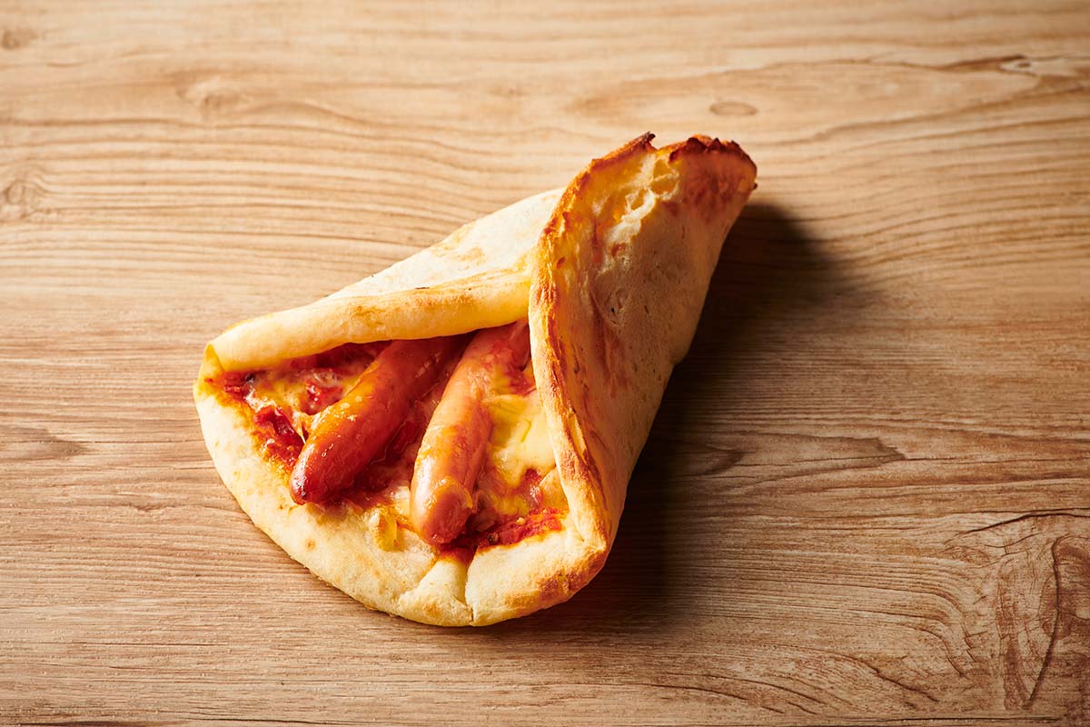 「そらとしば by よなよなエール」のロングシャウエッセンのWドッグピザ