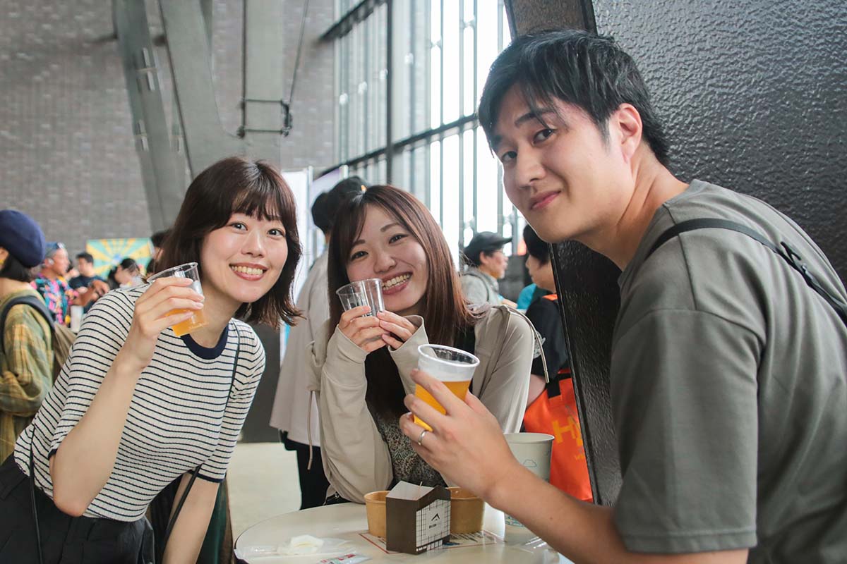 笑顔の乾杯シーン
