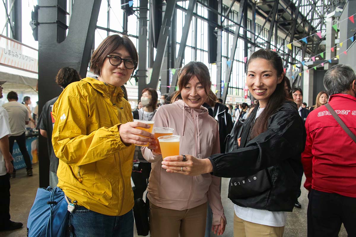 笑顔の乾杯シーン