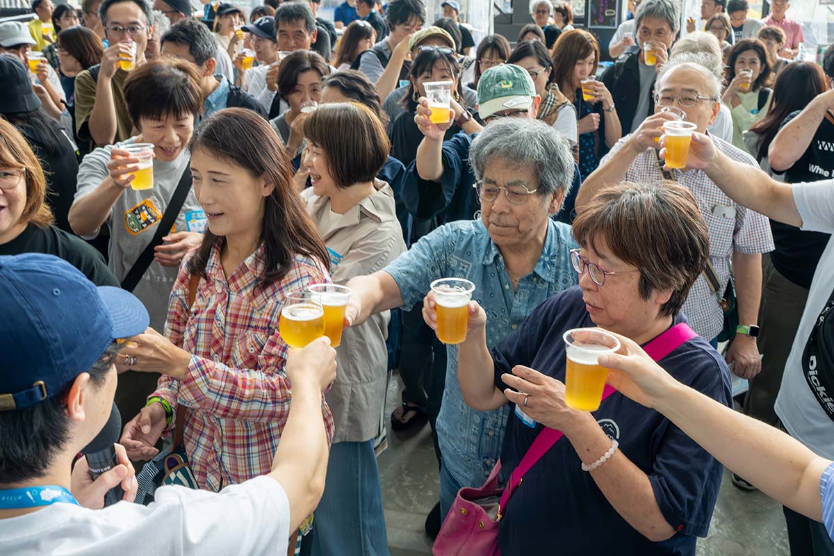 そらとしば 秋の麦酒祭2026 参加者同士で乾杯しているときの写真